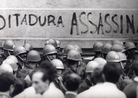 Metade dos brasileiros vê chance de uma nova ditadura no Brasil, diz pesquisa Datafolha