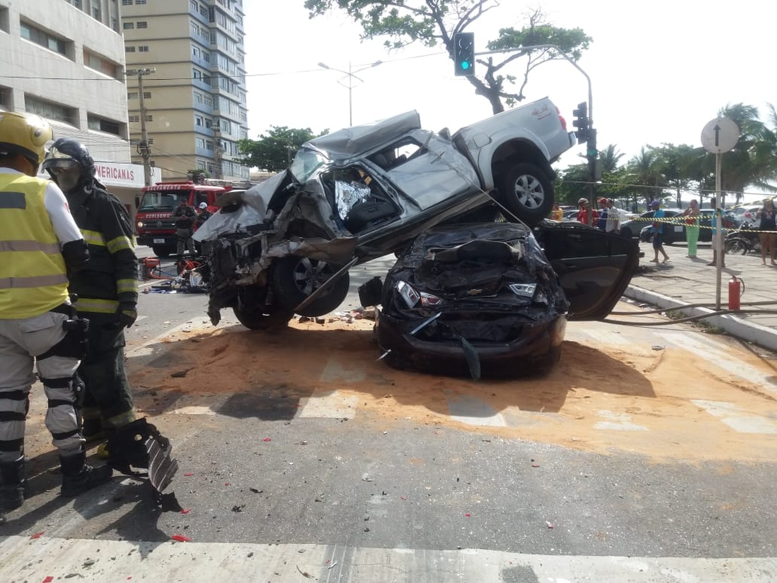 Acidente envolvendo seis veículos deixa um morto e dois feridos em avenida