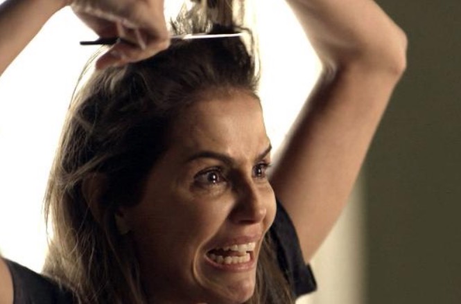  'Segundo Sol': Revoltada, Karola picota os próprios cabelos e Deborah Secco mantém resultado em sigilo