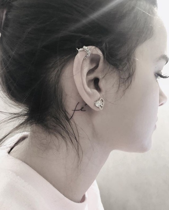   Bruna Marquezine mostra resultado de nova tatuagem