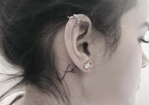   Bruna Marquezine mostra resultado de nova tatuagem