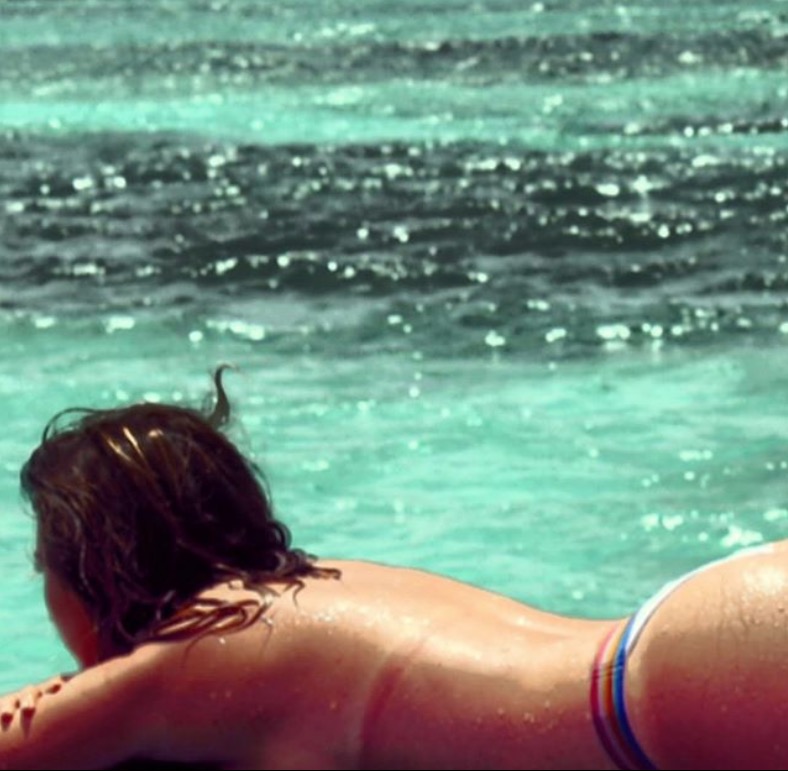 Tatá Werneck posa sem sutiã e bumbum para cima e Sandy elogia: 'que belo par de nádegas'