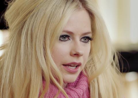 Após passar 2 anos de cama, Avril Lavigne revela frustrações causadas pela doença