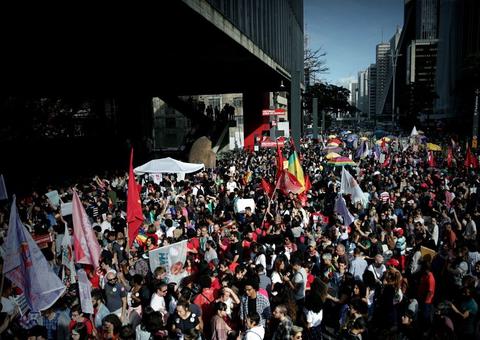 Manifestantes realizam ato pelo país contra Bolsonaro e pela democracia