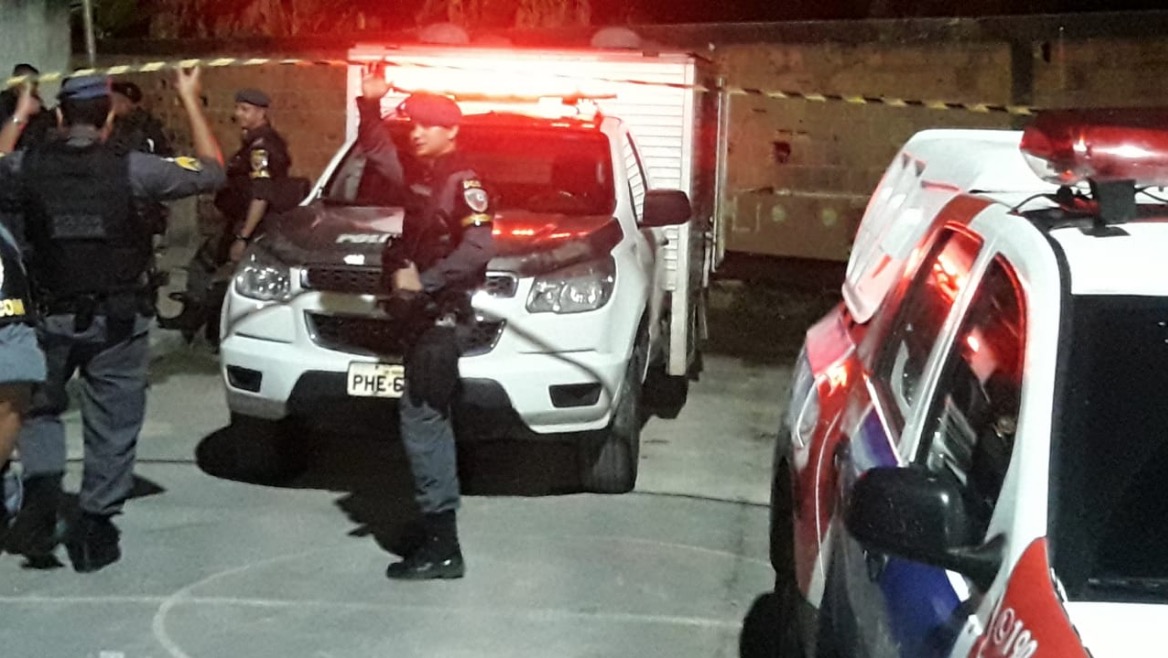 Grupo filma triplo homicídio e corpos das vítimas são encontrados empilhados em cova em Manaus