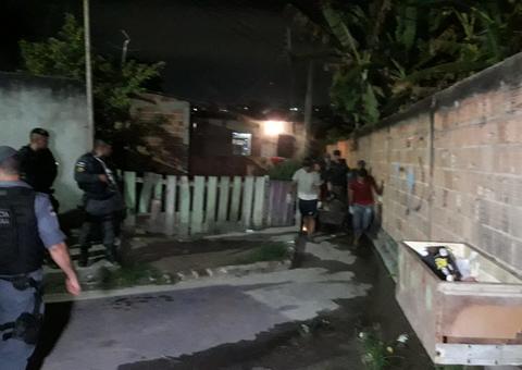 Vítimas que tiveram corpos empilhados em cova são identificadas em Manaus