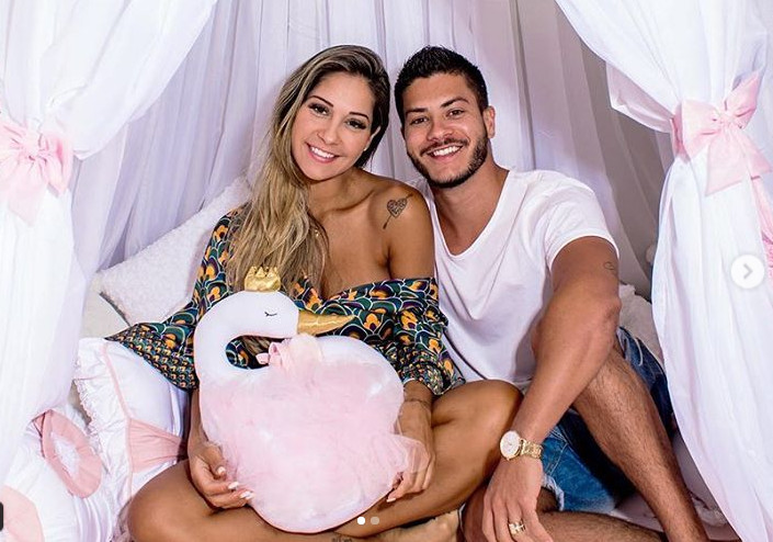 Nasce Sophia, filha de Mayra Cardi com Arthur Aguiar