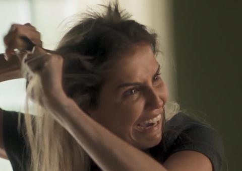  Deborah Secco muda radicalmente o visual após surto em Segundo Sol