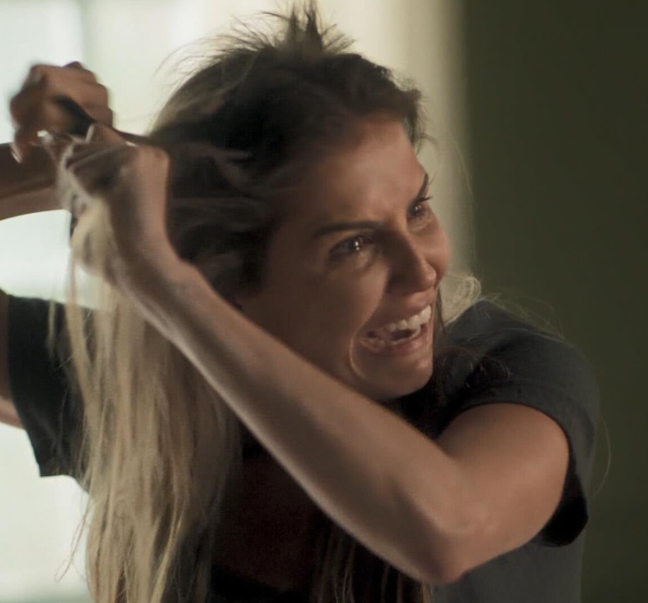  Deborah Secco muda radicalmente o visual após surto em Segundo Sol