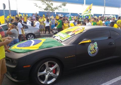 Em Manaus, manifestantes realizam carreata a favor de Bolsonaro