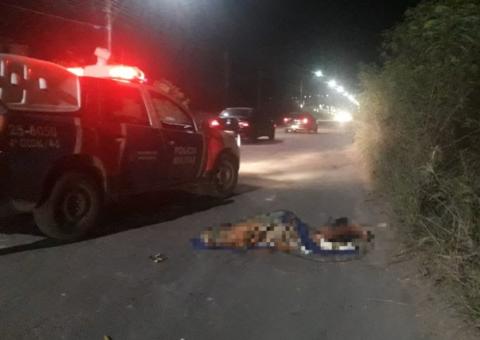 Com marcas de tortura, corpo de homem é abandonado em avenida de Manaus