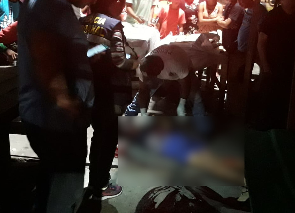 Mulher é morta com tiro na cabeça quando caminhava por rua de feira em Manaus