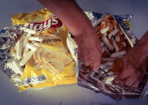 Africano é preso com cocaína em pacotes de salgadinho