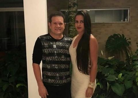 Ximbinha posa com namorada e se declara nas redes sociais