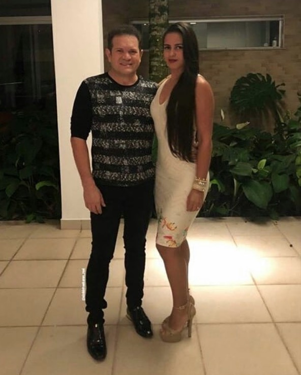 Ximbinha posa com namorada e se declara nas redes sociais