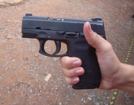 Pistola e insígnia da Polícia Civil são encontradas dentro de lixeira em Manaus