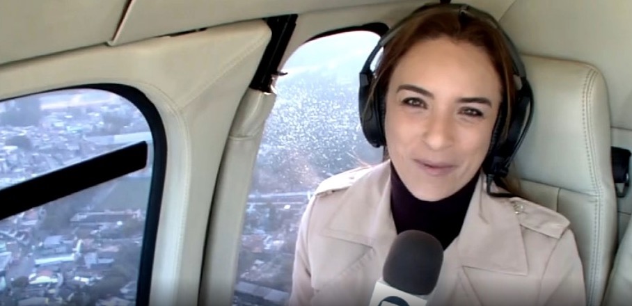 Porta de helicóptero da Globo se abre durante voo e jornalista entre em pânico