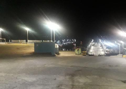 Sem freio, caminhão perde controle e afunda em rio de Manaus