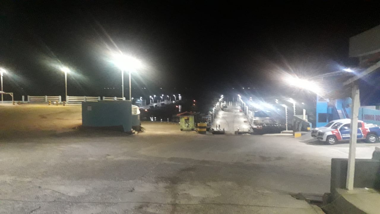 Sem freio, caminhão perde controle e afunda em rio de Manaus