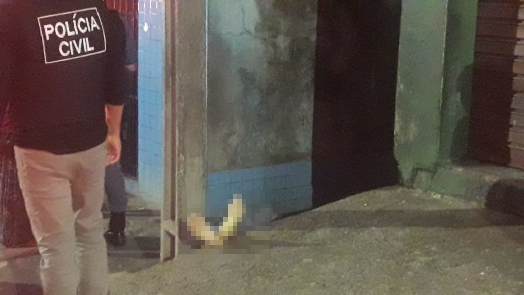 Jovem é surpreendido por criminoso e morto a tiros em beco de Manaus