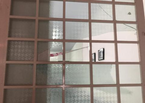 Sem combustível para carros de polícia, vítima investiga o próprio assalto