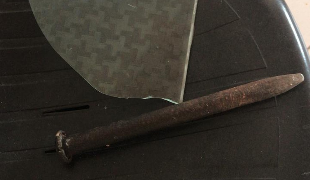 Sem combustível para carros de polícia, vítima investiga o próprio assalto