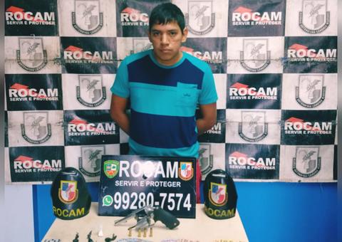 Com arma na cintura e drogas nos bolsos, homem é preso em avenida de Manaus