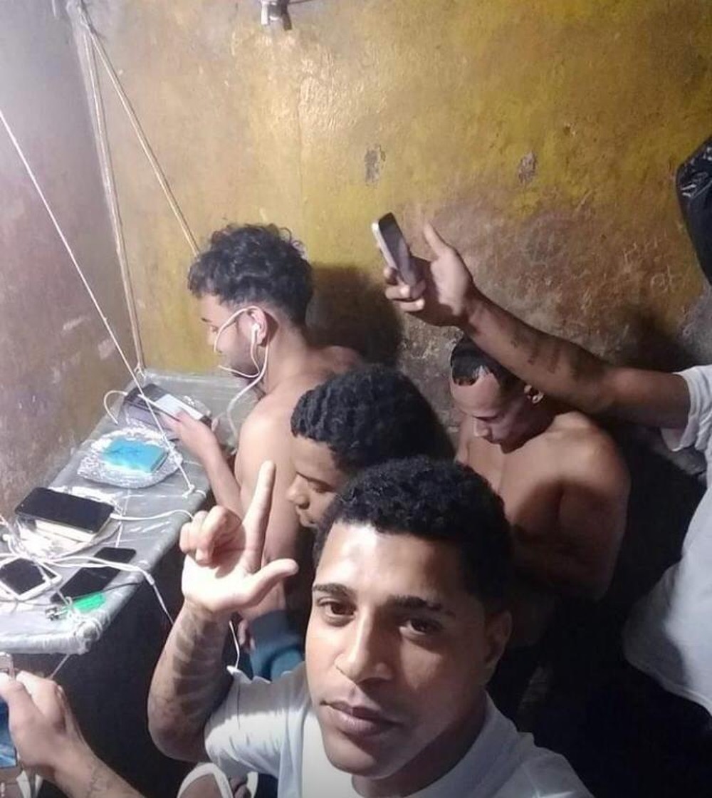 Preso cria 'setor de telefonia' na cadeia e posta selfie para comemorar