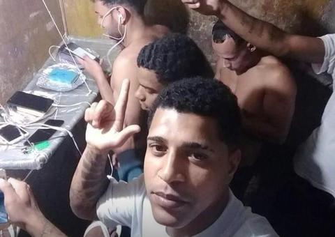 Preso cria 'setor de telefonia' na cadeia e posta selfie para comemorar