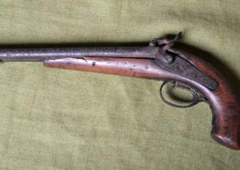 Menino leva tiro de espingarda na cabeça durante brincadeira com irmão