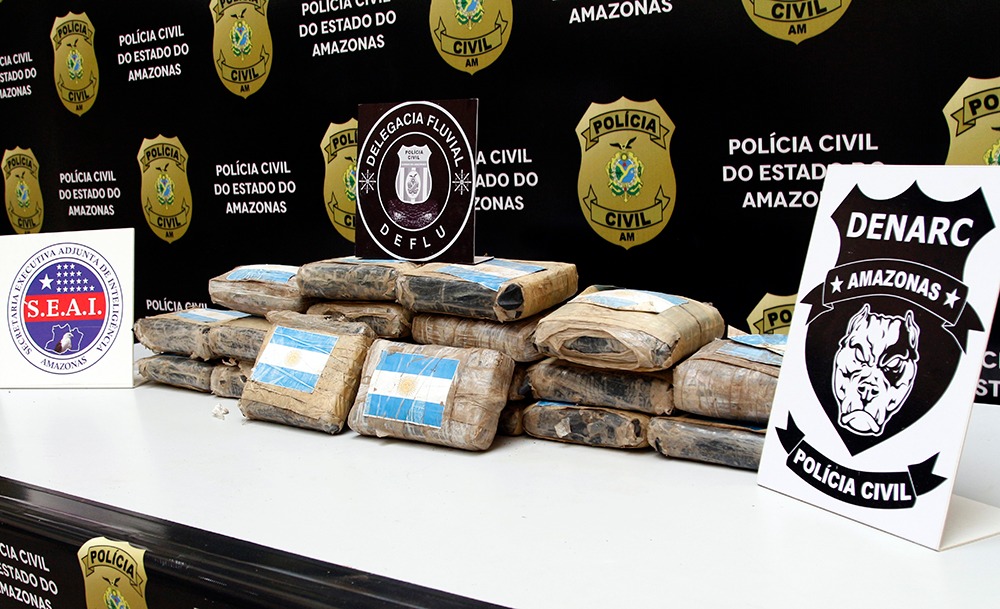 Polícia apreendem 20 kg de drogas em embarcação no porto de Manaus 