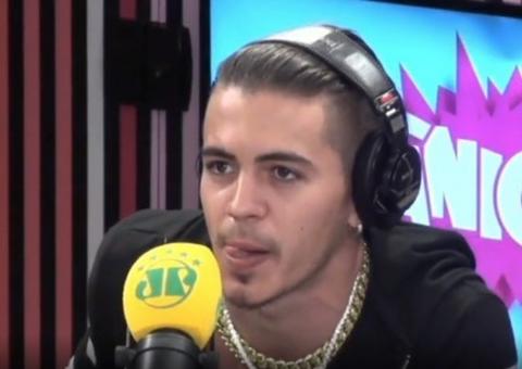 Biel bate-boca com apresentadora do Pânico e abandona entrevista