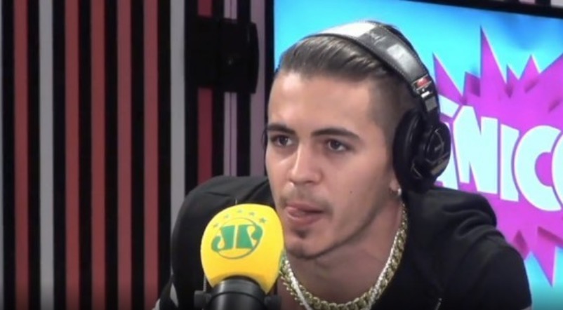 Biel bate-boca com apresentadora do Pânico e abandona entrevista