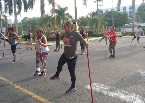 Supermercado promove aula especial de zumba com temática de Halloween nesta quarta