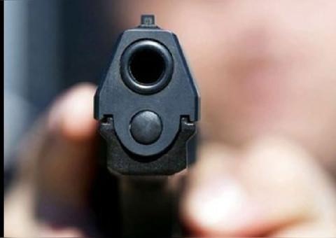 Pais assaltam na companhia de bebê por 'não ter com quem deixar' filho, diz polícia