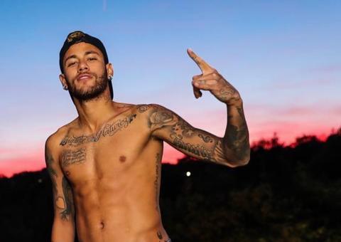 Recém-separado, Neymar faz tatuagem gigante nas costas
