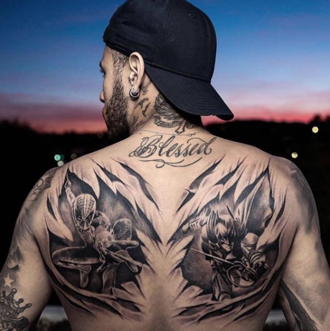 Recém-separado, Neymar faz tatuagem gigante nas costas