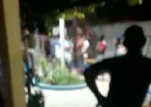 Buscando alvo, criminosos abrem fogo em praça e matam duas crianças 