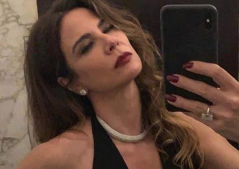 Aos 48, Luciana Gimenez exibe tanquinho em foto de biquíni
