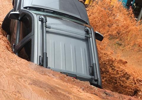 Durante forte chuva, cratera abre em rua e 'engole' carro 