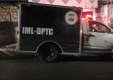 Nu, homem é encontrado morto com marcas de facadas pelo corpo em Manaus