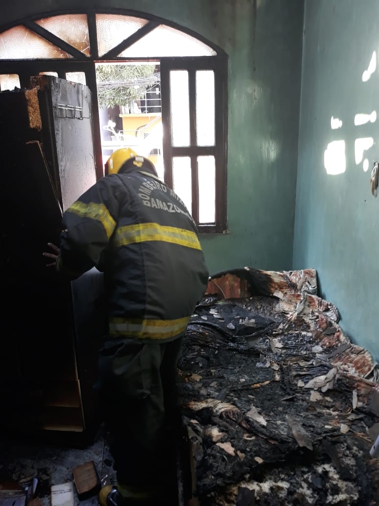 Incêndio consome casa e assusta moradores em Manaus