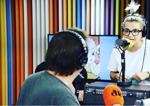 Apresentadora do Pânico pede demissão após barraco com Biel ao vivo