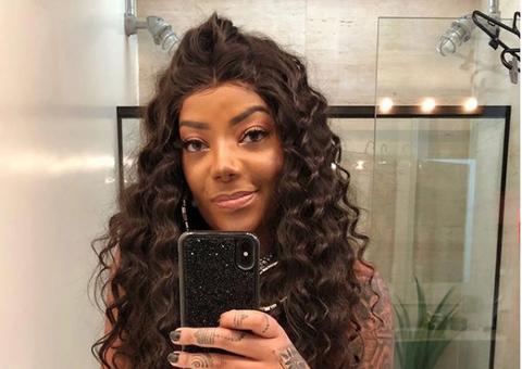 Sem sutiã, Ludmilla sensualiza em frente ao espelho 