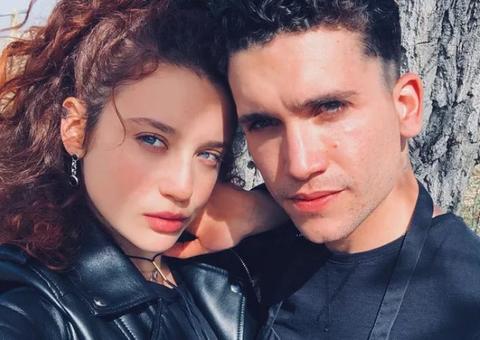 Atores de ‘Elite’, María Pedraza e Jaime Lorente são flagrados aos beijos