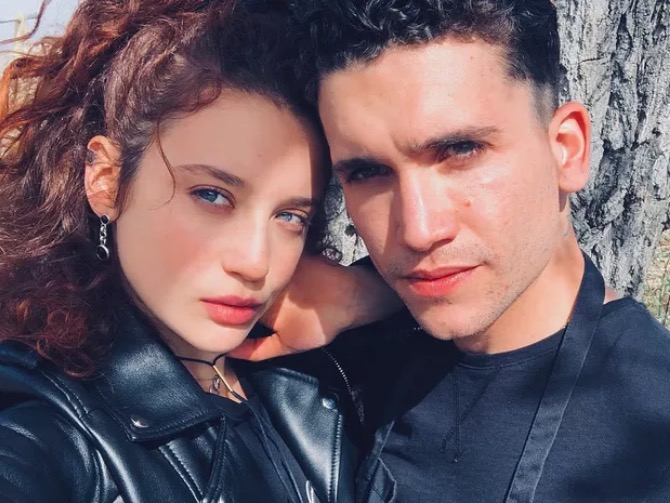 Atores de ‘Elite’, María Pedraza e Jaime Lorente são flagrados aos beijos