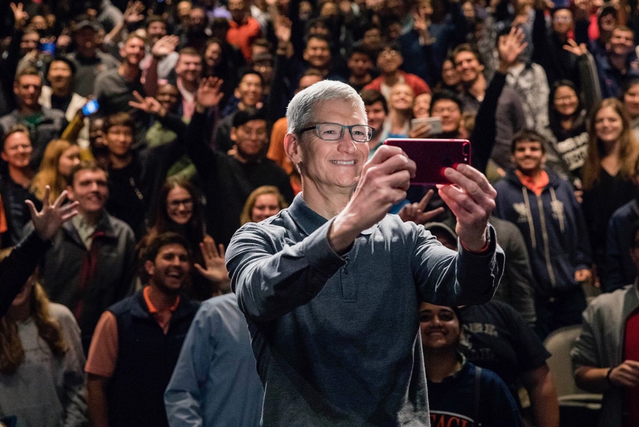 ‘Ser gay é o melhor presente que Deus me deu’, diz presidente da Apple