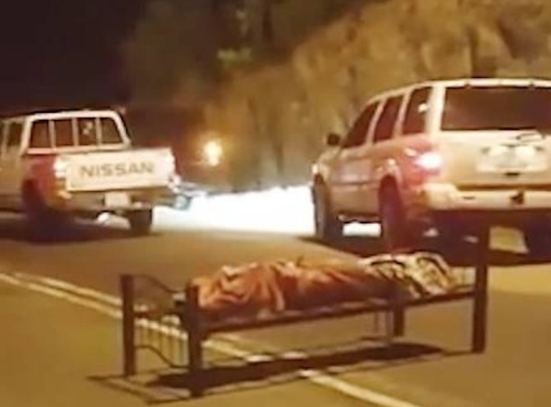 Em cima de cama, corpo é abandonado no meio de rodovia movimentada