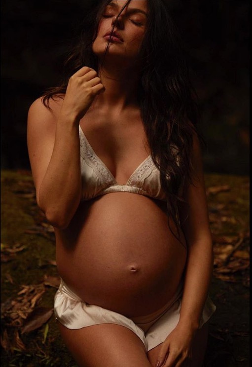  Isis Valverde mostra barrigão em reta final de gravidez