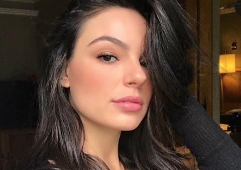  Isis Valverde mostra barrigão em reta final de gravidez